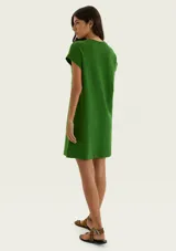Vestido corto marrón de corte recto y holgado, con mangas cortas con vuelta, cuello redondo y un bolsillo aplicado en el pecho.