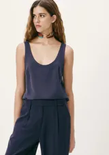 Blusa sin mangas de color azul oscuro, con escote redondo amplio y corte recto, confeccionada en una tela fluida y elegante.
