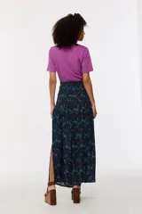 Falda larga estampada con abertura lateral y caída fluida, confeccionada en viscosa.