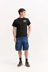 Remera de manga corta con estampa discreta en el frente y diseño en la espalda, confeccionada en mezcla de algodón y poliéster.