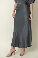 Pollera larga gris de satén de seda, modelo evasé.