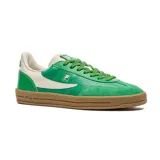 Championes Fila modelo Fx Court 70 Vintage, en color verde y crudo, con suela de goma marrón y detalles perforados.