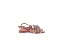 Sandalia de cuero color caramelo, con tiras finas y detalle frontal trenzado en tonos marrón, celeste y naranja. Cuenta con pulsera ajustable con hebilla metálica y taco bajo geométrico.