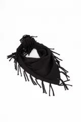 Bufanda triangular tejida en color negro, con detalle de flecos en todo el borde. Diseño versátil que permite su uso como bufanda o poncho.