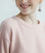 Blusa de punto chenille color rosado claro, con cuello redondo, mangas largas de sisa desplazada y terminaciones acanaladas en cuello, puños y bajo. Marca Blue Steel.