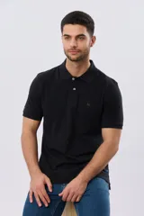 Remera polo lisa de piqué en color bordó, con cuello camisero, cierre frontal con botones y mangas cortas.