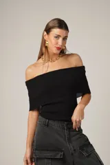 Remera blanca con cuello bardot o barco, de tejido hilado en lycra.