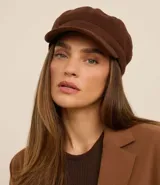Boina femenina estilo newsboy confeccionada en tejido fleece color marrón, con ala curva y diseño estructurado.