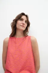 Blusa fucsia con estampa floral, sin mangas.
