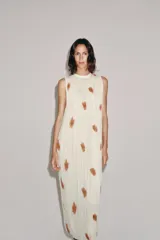 Vestido midi de viscosa color blanco con estampado abstracto marrón, diseño sin mangas, cuello redondo plisado y cierre de lazos en la espalda.