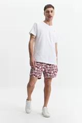 Short de baño con estampado de hojas de palmera en tonos borgoña y beige. Cuenta con cintura elástica ajustable con cordón, dos bolsillos laterales y un bolsillo trasero.