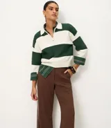 Pantalón de sastre color marrón, de corte recto, con rayas verticales finas y piping contrastante en los laterales. Confeccionado en viscosa certificada.