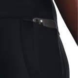 Calza capri deportiva Under Armour negra con logo en la pierna izquierda.