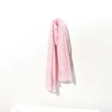 Pashmina rectangular color rosa con estampado de líneas finas.