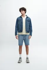 Campera de jean azul de calce clásico.