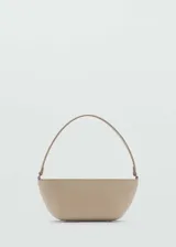 Bolso de hombro pequeño con diseño ovalado, confeccionado en material efecto piel con cierre de cremallera y forro interior.