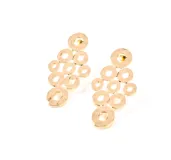 Aros colgantes dorados con forma de racimo de círculos calados.
