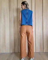 Pantalón de vestir verde militar de cuero sintético, corte palazzo y tiro alto.