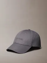 Gorra de béisbol de algodón color gris oscuro, con visera curva y logotipo de Calvin Klein bordado en tono a tono en el frente.