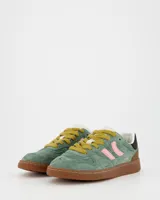 Championes Coolway modelo Goal, confeccionados en serraje verde con detalles en piel color rosa, marrón y negro. Presentan cordones planos color mostaza, suela de goma flexible y refuerzos con pespuntes en la puntera.