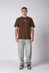 Remera negra de corte regular, manga corta y cuello redondo, con pequeño estampado frontal centrado con el texto 'VCP COLLECTION' y diseño de cerezas.