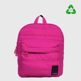 Mochila acolchada de diseño clásico en color rosado, fabricada con material reciclado rPET. Cuenta con un compartimento principal amplio, bolsillo frontal con cierre, correas acolchadas ajustables y etiqueta de marca en la parte inferior.