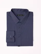Camisa de vestir de manga larga con cuello clásico y cierre frontal de botones. Presenta un estampado de micro-patrón geométrico en tonos azules.