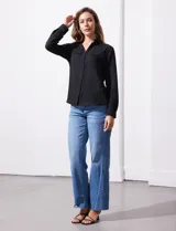 Camisa de manga larga marca Alex & Jordan, color negro, con cuello camisero, cierre frontal con botones y dos bolsillos aplicados en el pecho.