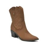 Bota texana de caña media en color marrón, confeccionada en material tipo gamuza. Presenta costuras decorativas con diseño de llamas en la caña, taco cuadrado de altura media y punta fina. Incluye un aplique metálico con el logo de la marca en la parte superior.