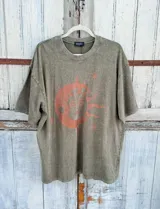 Remerón oversize color verde militar con efecto acid wash y estampado frontal de sol y luna en color naranja.