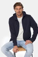 Canguro de felpa color azul marino con cierre frontal completo, capucha con cordones y bolsillos canguro.