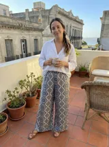 Pantalón palazzo estampado con diseño geométrico de inspiración mediterránea en tonos azules, beige y blancos, de corte fluido y cintura elástica.