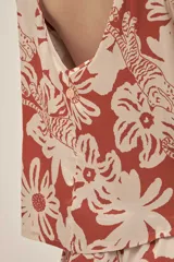 Musculosa de seda viscosa con escote en V y estampado floral en tonos naranja y blanco.