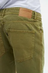 Bermuda de jean color verde oliva, corte recto y largo a la rodilla.