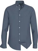Camisa Tommy Hilfiger azul de popelina de algodón con Flex Technology, cuello abotonado, corte regular, mangas largas y logo bordado en el pecho.