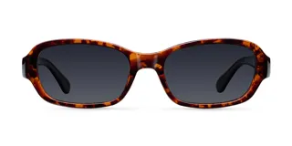 Lentes de sol con montura de diseño rectangular y bordes redondeados en estampado carey marrón, con cristales polarizados en color negro.