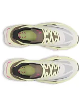 Championes Under Armour modelo UA HB Racer 2, color blanco con detalles en amarillo, gris, negro y fucsia. Cuentan con suela chunky y diseño orientado al running.