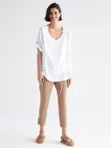 Remera negra de lino con cuello redondo y bolsillo en el pecho.