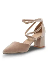 Zapatos de tacón medio con diseño de punta fina, confeccionados en terciopelo color beige. Presentan un sistema de tiras cruzadas en el empeine y cierre con hebilla ajustable en el tobillo, con un taco cuadrado estable.