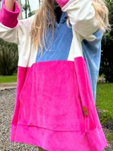 Canguro oversize con capucha, color azul, blanco y fucsia.