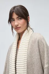 Saco oversized de lana fina sin teñir, con cuello tejido en contraste y diseño amplio sin forro.