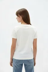 Remera de algodón color blanco, con cuello redondo, mangas cortas y estampa frontal rectangular con motivo de animal print estilo cebra y la palabra 'ICON'.