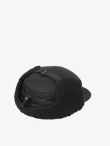 Gorra tipo cap de Carhartt en color negro, confeccionada en nylon resistente con paneles laterales de sherpa para mayor abrigo y cubreorejas integrados. Presenta el parche de la marca en el frente.