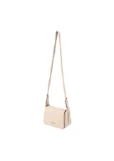 Bandolera de símil cuero color beige, con solapa frontal, cierre magnético y correa larga ajustable. Presenta detalles de herrajes metálicos plateados y el logo de la marca grabado en la parte inferior.