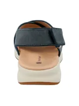 Sandalia de diseño ergonómico con tiras cruzadas en el empeine, confeccionada en gamuza color azul marino. Cuenta con ajuste de velcro en el tobillo, plantilla acolchada y suela de plataforma con tecnología de amortiguación.