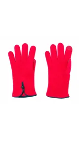 Guantes de tejido de punto en color fucsia, con detalle de cierre de botón tipo alamares en la muñeca y ribetes en color oscuro.