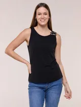 Musculosa azul de seda fría, con escote a la base y detalle de aplique metálico dorado en el hombro.