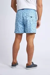 Short de baño con estampado tropical de piñas y hojas en tonos azules sobre fondo rosado. Cuenta con cintura elástica con cordón ajustable, bolsillos laterales, un bolsillo trasero y suspensor interno.