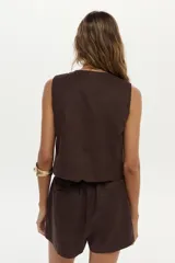 Short de lino color marrón, con cintura elástica con cordón de ajuste y bolsillos laterales.
