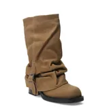 Botas de caña alta arrugada de gamuza color marrón, con diseño slouchy, detalle de hebilla lateral y suela plana con pequeño tacón.